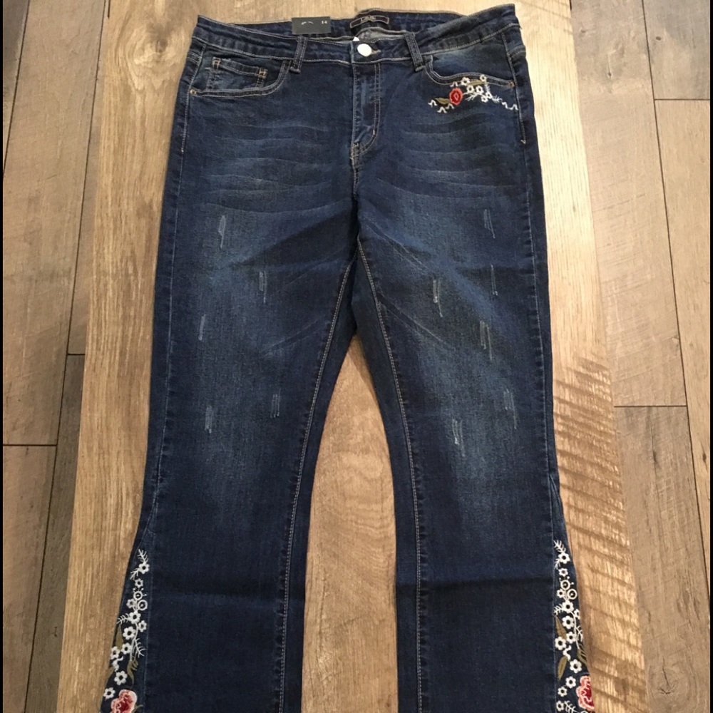 NWT Last 1! Plus Embroidered Bootcut Jeans - Picture 6 of 8